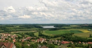 00_vue_sur_le_lac_de_la_liez_depuis_les_remparts_de_langres_credit_photo_crtca